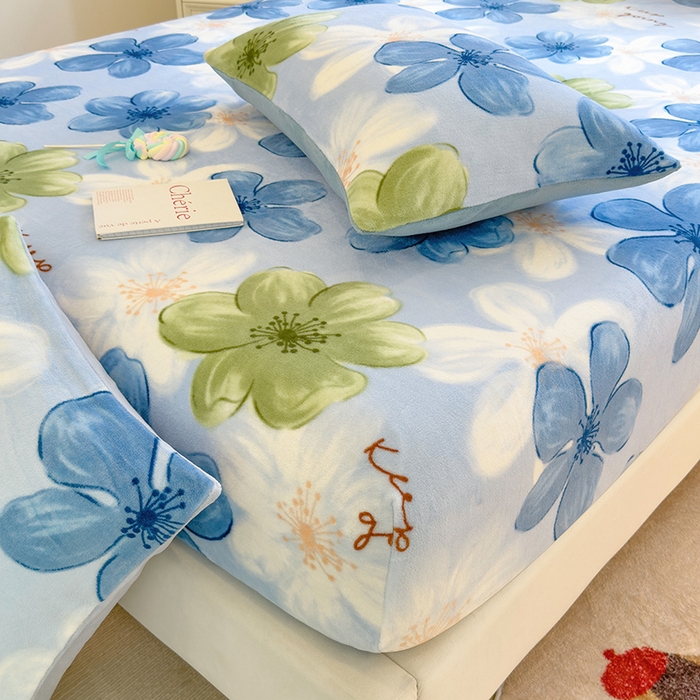 91家纺网 家纺一手货源 找家纺 摩妮卡 2025新款印花系列小清新牛奶绒印花床笠三件套 花儿朵朵