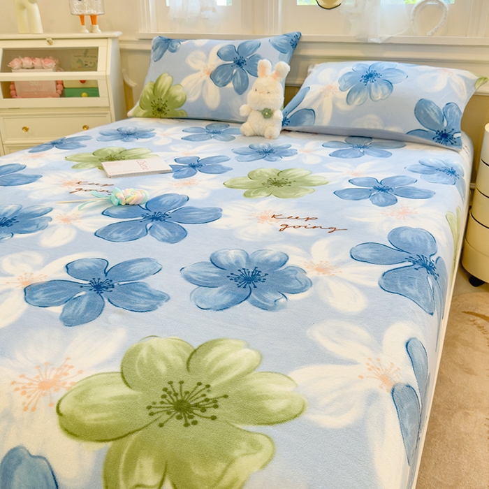 91家纺网 家纺一手货源 找家纺 摩妮卡 2025新款印花系列小清新牛奶绒印花床笠三件套 花儿朵朵