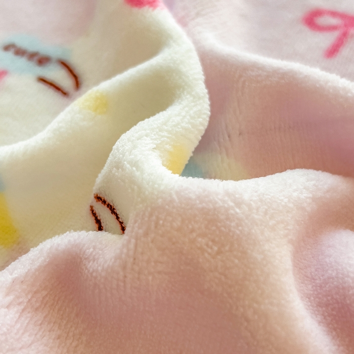 91家纺网 家纺一手货源 找家纺 摩妮卡 2025新款印花系列小清新牛奶绒印花床笠三件套 萌系凯蒂猫