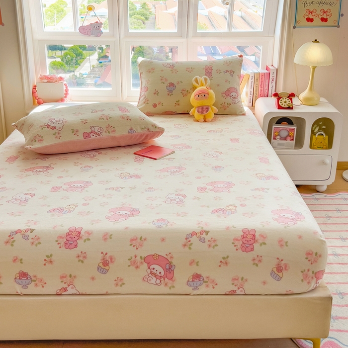 91家纺网 家纺一手货源 找家纺 摩妮卡 2025新款印花系列小清新牛奶绒印花床笠三件套 柔粉美乐蒂