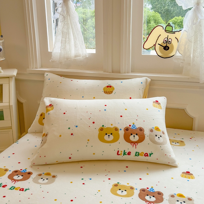 91家纺网 家纺一手货源 找家纺 摩妮卡 2025新款印花系列小清新牛奶绒印花床笠三件套 三只小熊