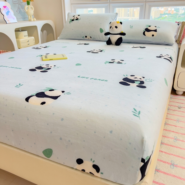 91家纺网 家纺一手货源 找家纺 摩妮卡 2025新款印花系列小清新牛奶绒印花床笠三件套 熊猫抱竹