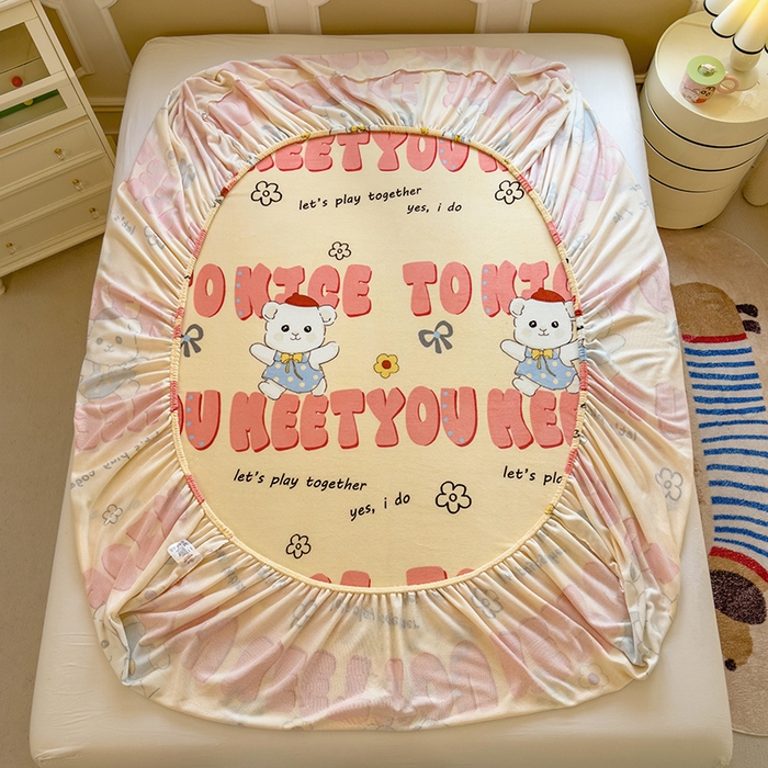 91家纺网 家纺一手货源 找家纺 摩妮卡 2025新款印花系列小清新牛奶绒印花床笠三件套 修狗