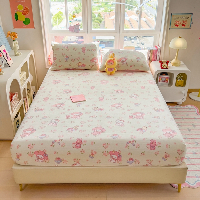 91家纺网 家纺一手货源 找家纺 摩妮卡 2025新款印花系列小清新牛奶绒印花床笠三件套 柔粉美乐蒂