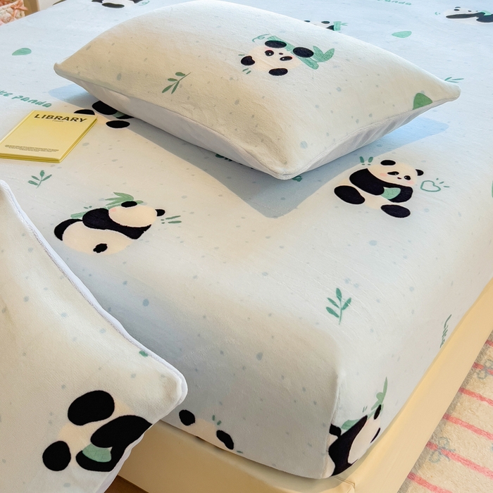 91家纺网 家纺一手货源 找家纺 摩妮卡 2025新款印花系列小清新牛奶绒印花床笠三件套 熊猫抱竹