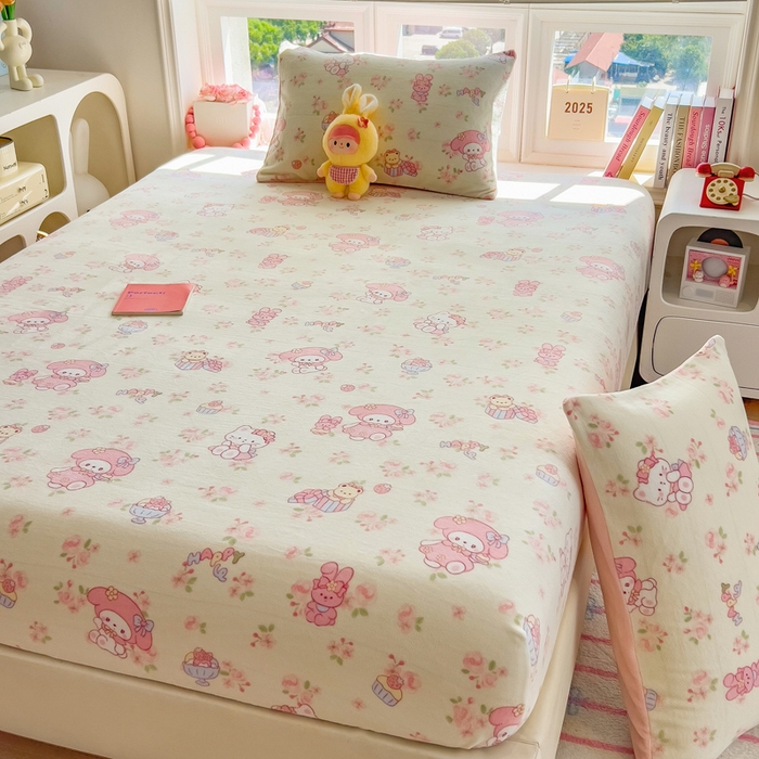 91家纺网 家纺一手货源 找家纺 摩妮卡 2025新款印花系列小清新牛奶绒印花床笠三件套 柔粉美乐蒂