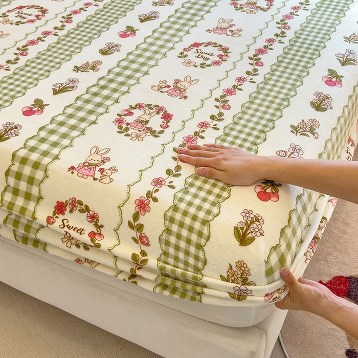 91家纺网 家纺一手货源 找家纺 摩妮卡 2025新款印花系列小清新牛奶绒印花床笠三件套 情系花香