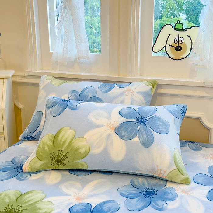 91家纺网 家纺一手货源 找家纺 摩妮卡 2025新款印花系列小清新牛奶绒印花床笠三件套 花儿朵朵