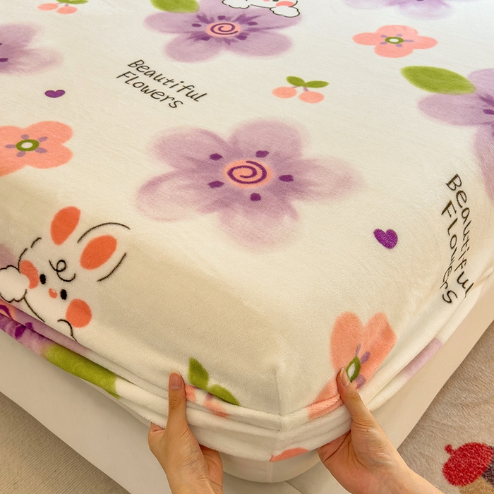 91家纺网 家纺一手货源 找家纺 摩妮卡 2025新款印花系列小清新牛奶绒印花床笠三件套 琪琪兔