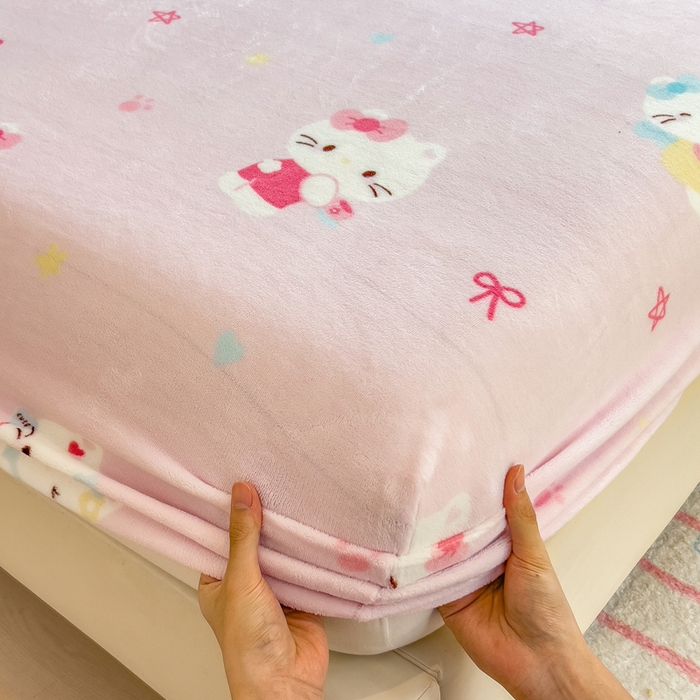 91家纺网 家纺一手货源 找家纺 摩妮卡 2025新款印花系列小清新牛奶绒印花床笠三件套 萌系凯蒂猫