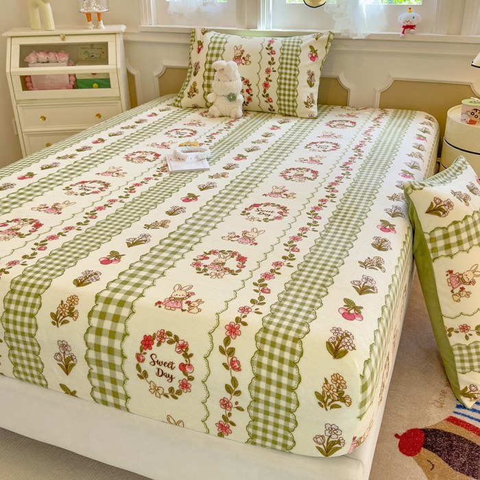 91家纺网 家纺一手货源 找家纺 摩妮卡 2025新款印花系列小清新牛奶绒印花床笠三件套 情系花香