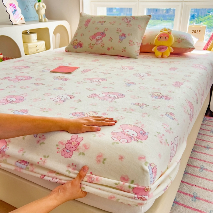 91家纺网 家纺一手货源 找家纺 摩妮卡 2025新款印花系列小清新牛奶绒印花床笠三件套 柔粉美乐蒂