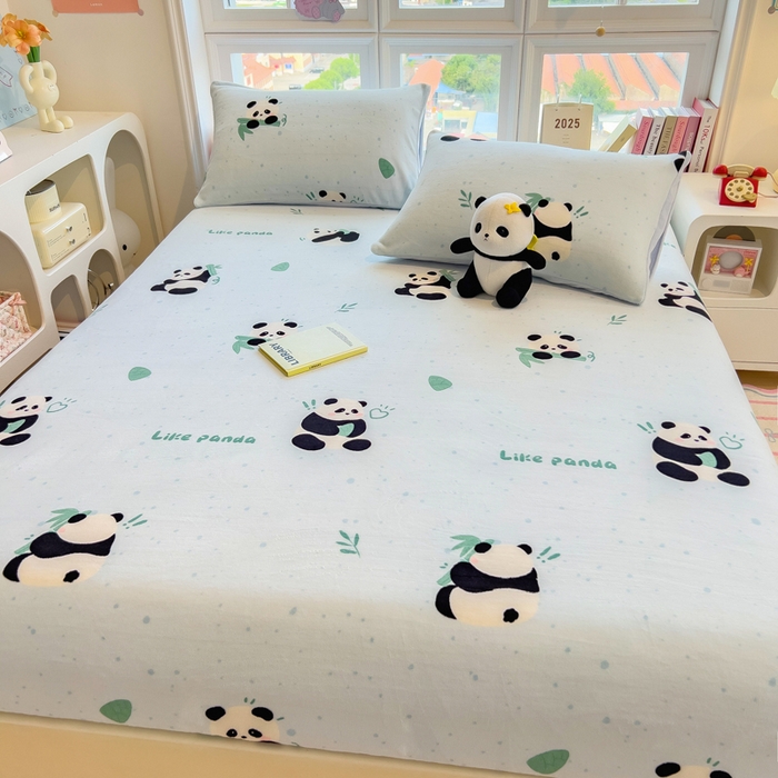 91家纺网 家纺一手货源 找家纺 摩妮卡 2025新款印花系列小清新牛奶绒印花床笠三件套 熊猫抱竹