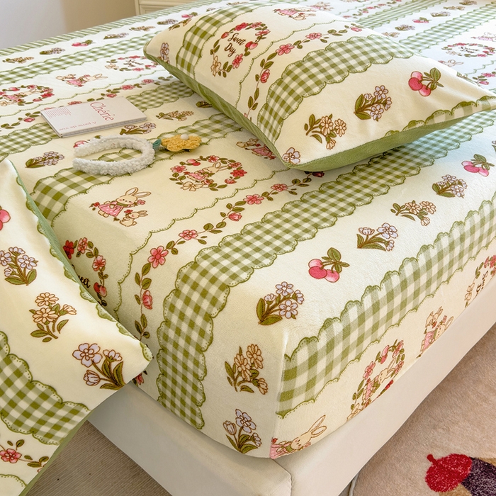 91家纺网 家纺一手货源 找家纺 摩妮卡 2025新款印花系列小清新牛奶绒印花床笠三件套 情系花香