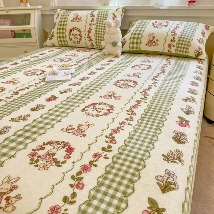 91家纺网 家纺一手货源 找家纺 摩妮卡 2025新款印花系列小清新牛奶绒印花床笠三件套 情系花香