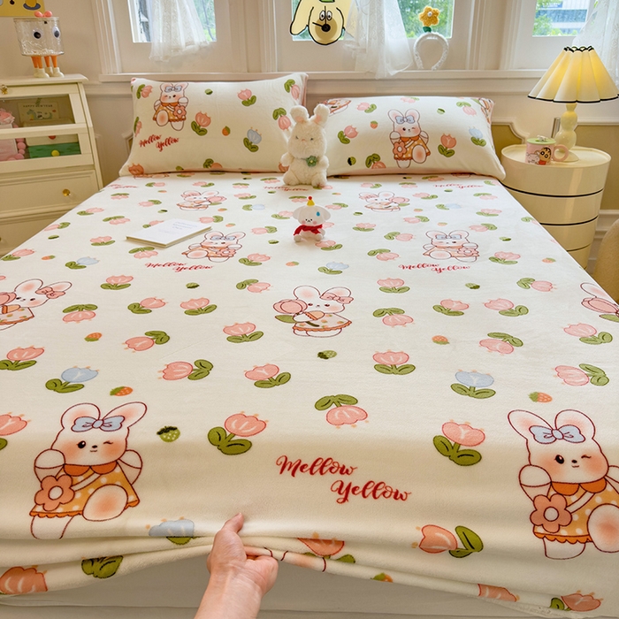 91家纺网 家纺一手货源 找家纺 摩妮卡 2025新款印花系列小清新牛奶绒印花床笠三件套 奇幻兔