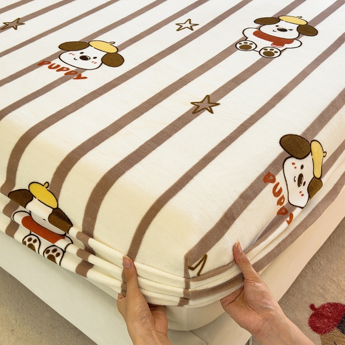 91家纺网 家纺一手货源 找家纺 摩妮卡 2025新款印花系列小清新牛奶绒印花床笠三件套 嘟嘟狗