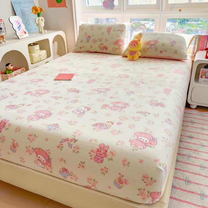 91家纺网 家纺一手货源 找家纺 摩妮卡 2025新款印花系列小清新牛奶绒印花床笠三件套 柔粉美乐蒂