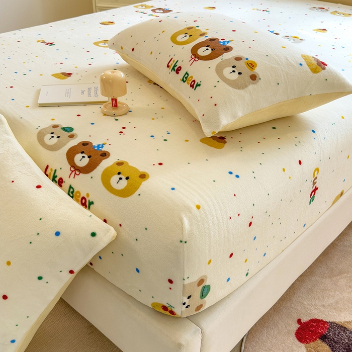 91家纺网 家纺一手货源 找家纺 摩妮卡 2025新款印花系列小清新牛奶绒印花床笠三件套 三只小熊