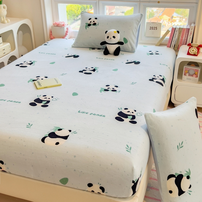 91家纺网 家纺一手货源 找家纺 摩妮卡 2025新款印花系列小清新牛奶绒印花床笠三件套 熊猫抱竹