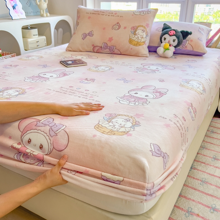 91家纺网 家纺一手货源 找家纺 摩妮卡 2025新款印花系列小清新牛奶绒印花床笠三件套 甜美美乐蒂