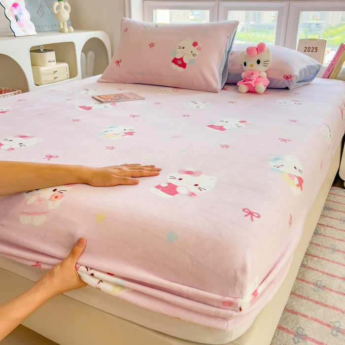 91家纺网 家纺一手货源 找家纺 摩妮卡 2025新款印花系列小清新牛奶绒印花床笠三件套 萌系凯蒂猫