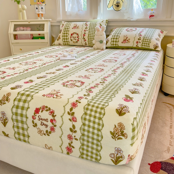 91家纺网 家纺一手货源 找家纺 摩妮卡 2025新款印花系列小清新牛奶绒印花床笠三件套 情系花香