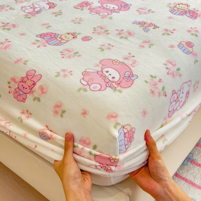 91家纺网 家纺一手货源 找家纺 摩妮卡 2025新款印花系列小清新牛奶绒印花床笠三件套 柔粉美乐蒂