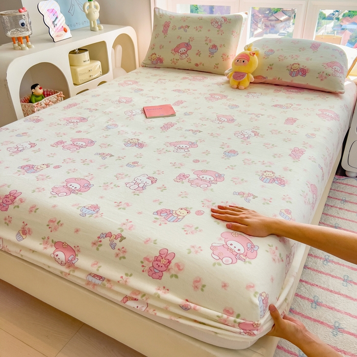 91家纺网 家纺一手货源 找家纺 摩妮卡 2025新款印花系列小清新牛奶绒印花床笠三件套 柔粉美乐蒂