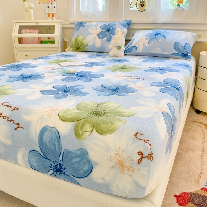 91家纺网 家纺一手货源 找家纺 摩妮卡 2025新款印花系列小清新牛奶绒印花床笠三件套 花儿朵朵