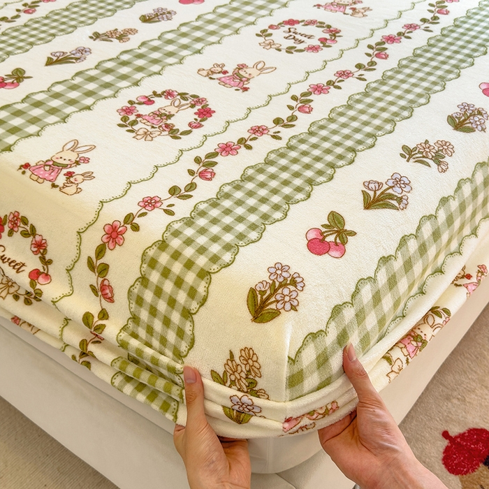 91家纺网 家纺一手货源 找家纺 摩妮卡 2025新款印花系列小清新牛奶绒印花床笠三件套 情系花香