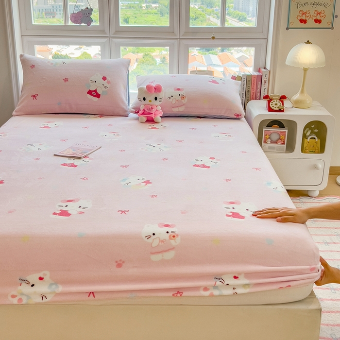 91家纺网 家纺一手货源 找家纺 摩妮卡 2025新款印花系列小清新牛奶绒印花床笠三件套 萌系凯蒂猫