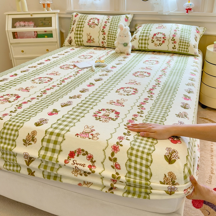 91家纺网 家纺一手货源 找家纺 摩妮卡 2025新款印花系列小清新牛奶绒印花床笠三件套 情系花香