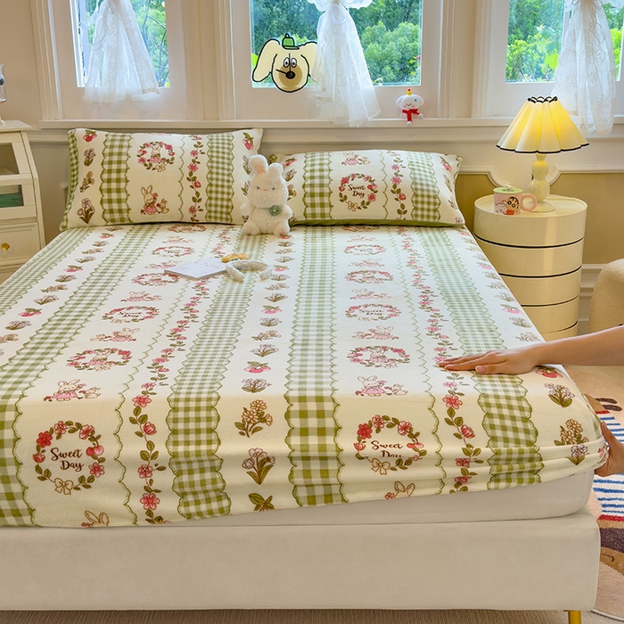 91家纺网 家纺一手货源 找家纺 摩妮卡 2025新款印花系列小清新牛奶绒印花床笠三件套 情系花香