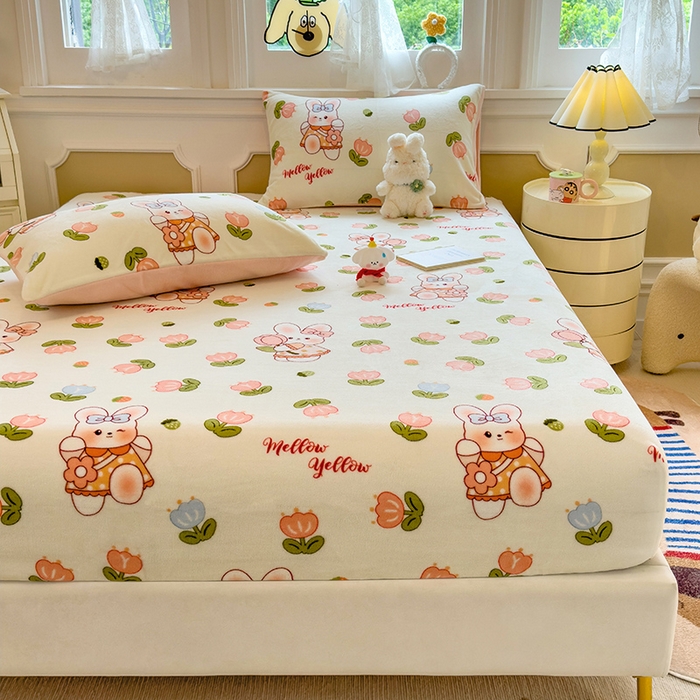 91家纺网 家纺一手货源 找家纺 摩妮卡 2025新款印花系列小清新牛奶绒印花床笠三件套 奇幻兔