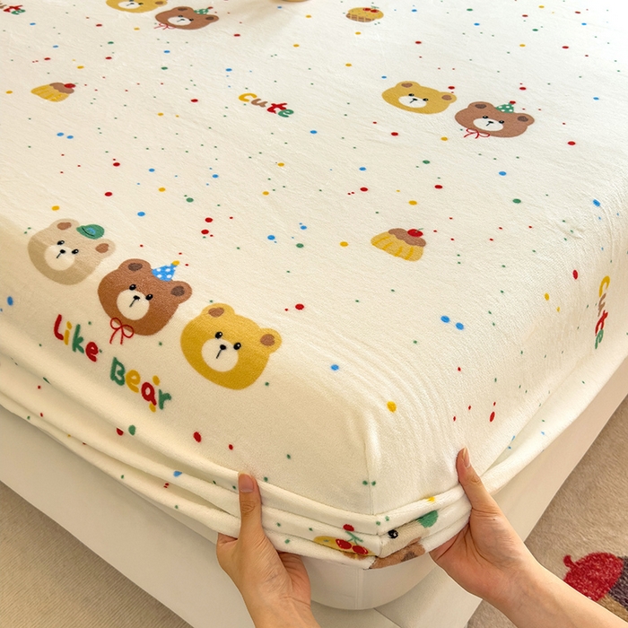 91家纺网 家纺一手货源 找家纺 摩妮卡 2025新款印花系列小清新牛奶绒印花床笠三件套 三只小熊