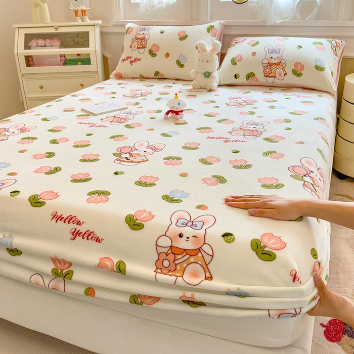 91家纺网 家纺一手货源 找家纺 摩妮卡 2025新款印花系列小清新牛奶绒印花床笠三件套 奇幻兔