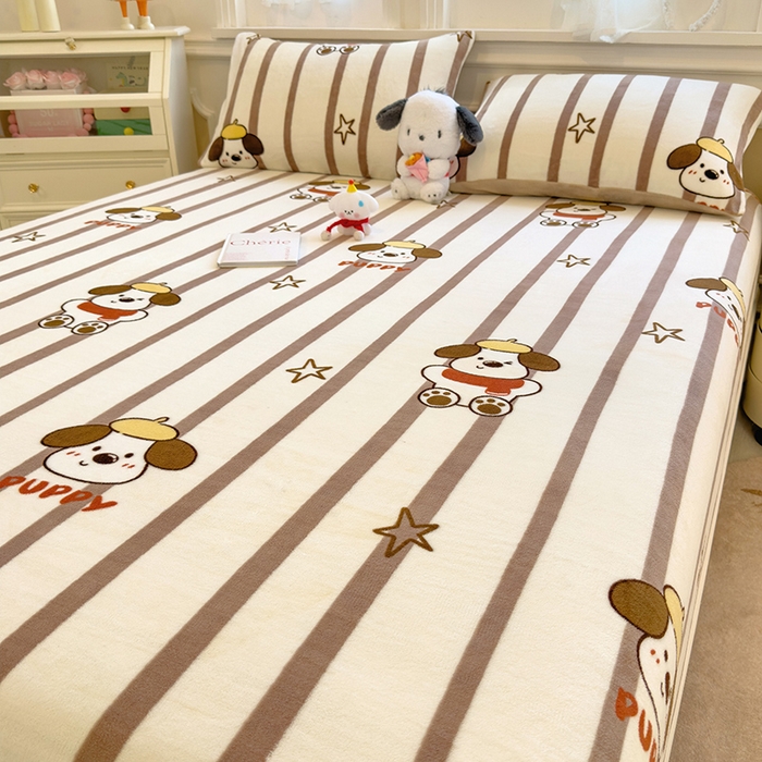 91家纺网 家纺一手货源 找家纺 摩妮卡 2025新款印花系列小清新牛奶绒印花床笠三件套 嘟嘟狗