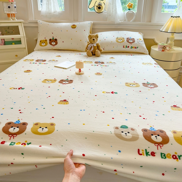 91家纺网 家纺一手货源 找家纺 摩妮卡 2025新款印花系列小清新牛奶绒印花床笠三件套 三只小熊