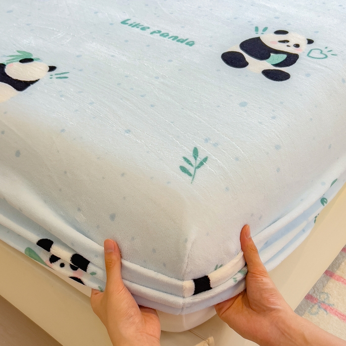 91家纺网 家纺一手货源 找家纺 摩妮卡 2025新款印花系列小清新牛奶绒印花床笠三件套 熊猫抱竹