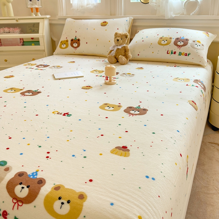 91家纺网 家纺一手货源 找家纺 摩妮卡 2025新款印花系列小清新牛奶绒印花床笠三件套 三只小熊