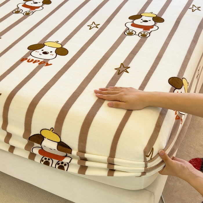 91家纺网 家纺一手货源 找家纺 摩妮卡 2025新款印花系列小清新牛奶绒印花床笠三件套 嘟嘟狗