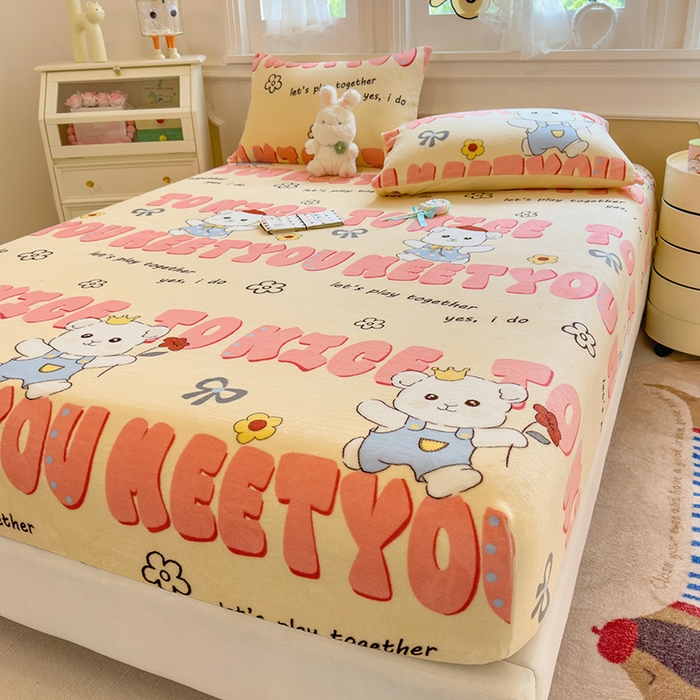 91家纺网 家纺一手货源 找家纺 摩妮卡 2025新款印花系列小清新牛奶绒印花床笠三件套 修狗