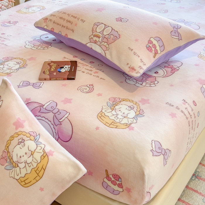 91家纺网 家纺一手货源 找家纺 摩妮卡 2025新款印花系列小清新牛奶绒印花床笠三件套 甜美美乐蒂