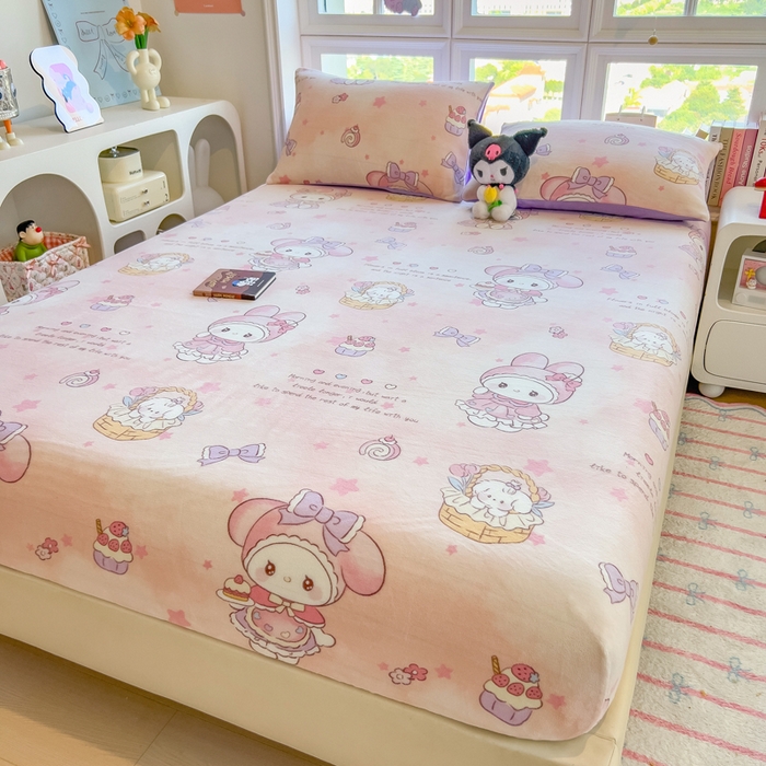 91家纺网 家纺一手货源 找家纺 摩妮卡 2025新款印花系列小清新牛奶绒印花床笠三件套 甜美美乐蒂