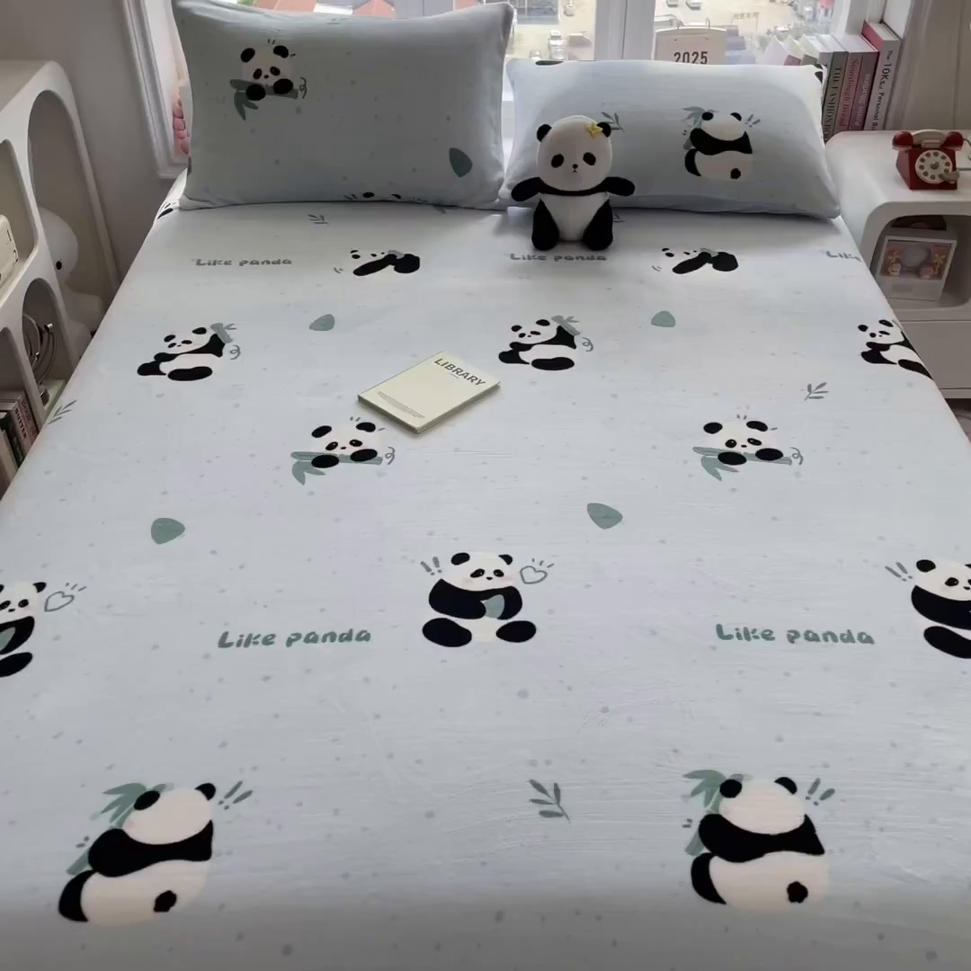 91家纺网 家纺一手货源 找家纺 摩妮卡 2025新款印花系列小清新牛奶绒印花床笠三件套 熊猫抱竹