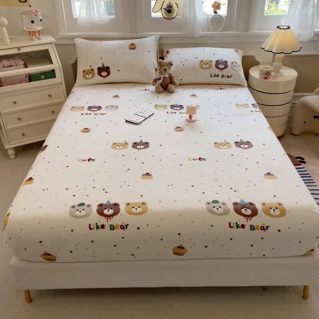 91家纺网 家纺一手货源 找家纺 摩妮卡 2025新款印花系列小清新牛奶绒印花床笠三件套 三只小熊