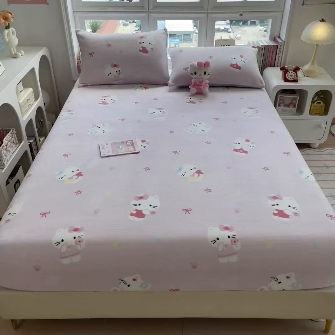 91家纺网 家纺一手货源 找家纺 摩妮卡 2025新款印花系列小清新牛奶绒印花床笠三件套 萌系凯蒂猫