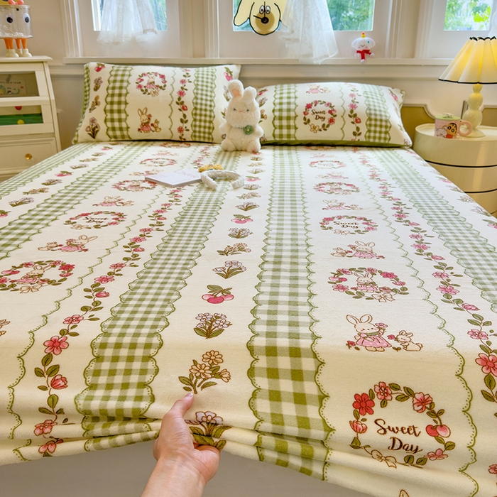 91家纺网 家纺一手货源 找家纺 摩妮卡 2025新款印花系列小清新牛奶绒印花床笠三件套 情系花香