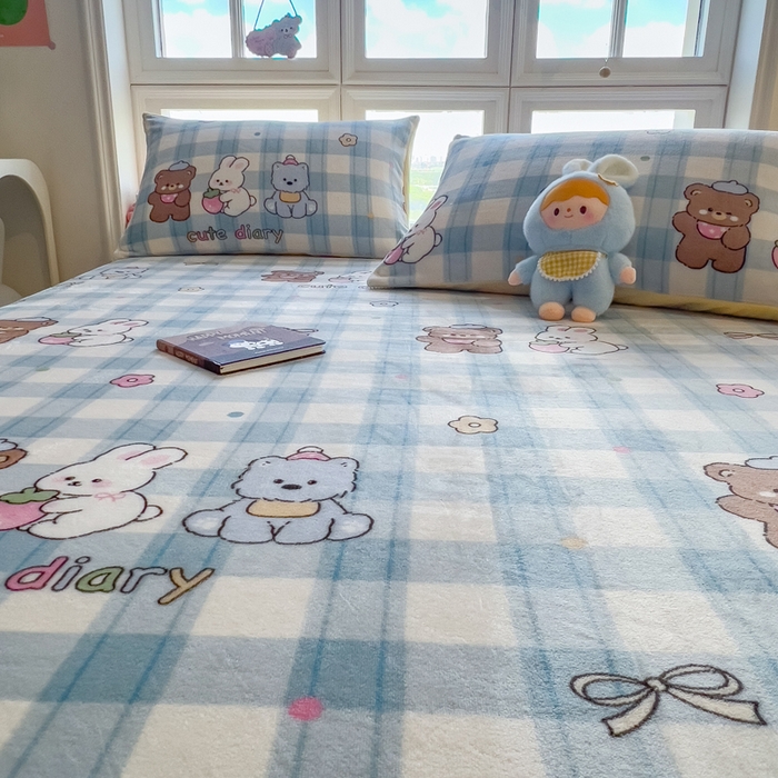 91家纺网 家纺一手货源 找家纺 摩妮卡 2025新款印花系列小清新牛奶绒印花床笠三件套 童趣伙伴